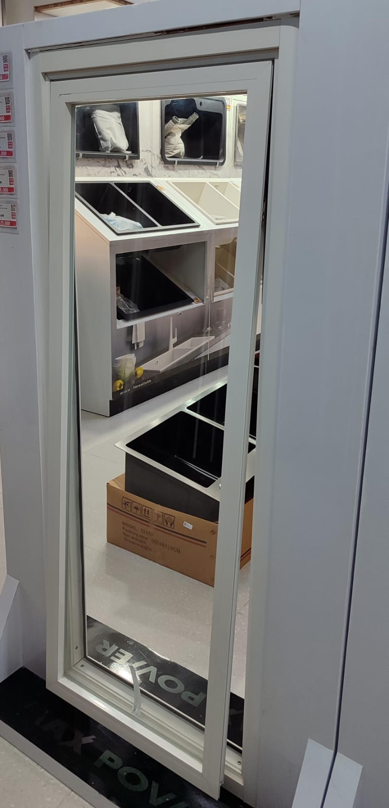 jendela swing putih max power